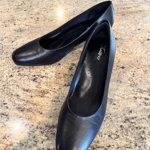 Trotters Black low heels Timeless Elegance